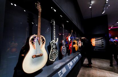 À esquerda, a guitarra tocada por Nancy Wilson durante a coletiva de imprensa da exposição “Play It Loud: Instruments of Rock & Roll”, no Metropolitan Museum de Nova York.