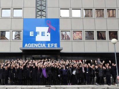 Trabajadoras de Efe concentradas este miércoles a las puertas de la agencia.