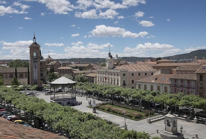 Declarada Ciudad Patrimonio de la Humanidad en 1998, la que fuera la antigua ciudad romana de Complutum, es una animada urbe cuya vida, costumbres y arquitectura gira en torno a su universidad. Por supuesto que hay que visitar su Museo Arqueológico Regional de la Comunidad de Madrid, en el antiguo convento de la Madre de Dios, y sacarse un selfi en el Paraninfo de su universidad, donde se entrega cada año el Premio Cervantes. En la ciudad natal del autor de 'El Quijote' hay escenarios tradicionales, como la Capilla de San Ildefonso, que ahora acoge exposiciones y eventos culturales todo el año, pero también otros populares, como el Corral de Comedias, donde se escenificaron obras de Lope de Vega y Calderón de la Barca. Los amantes de la arquitectura del siglo XX tendrán que visitar el Parador de Alcalá, cuyo proyecto de renovación llegó a ser expuesto en el MoMA de Nueva York.