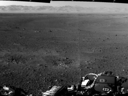 Imagen formada por dos fotografías del paisaje de Marte visto por el robot 'Curiosity'.