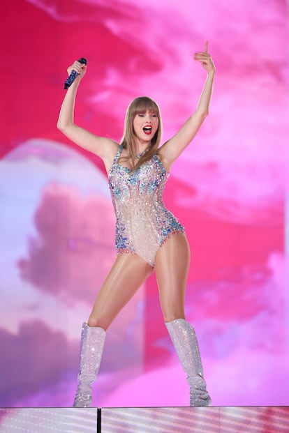 Taylor Swift en 'The Eras Tour'. La megaestrella lleva, desde marzo de 2023, ofreciendo una macrogira mundial que no solo le ha convertido en milmillonaria sino que, además, le ha permitido recordar las diferentes etapas de su carrera. La moda es un elemento primordial en la puesta en escena y Swift ha lucido diseños de firmas como Roberto Cavalli,
Zuhair Murad, Vivienne Westwood, Versace, Alberta Ferretti o Elie Saab, pero si hubiera uno que sintetizara todo lo que ha significado esta gira (la celebración de la amistad femenina, el empoderamiento de su estatus, la resignificación de los símbolos más afeminados como el rosa o lo brillante) probablemente sería el body de Versace cuajado de cristales de Swarovski iridiscentes.