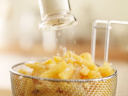 Echar sal en alimentos fritos