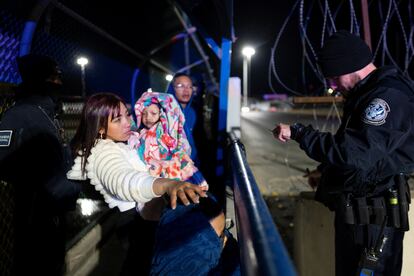 Yare María, de 26 años, y sus dos hijos de Venezuela, fueron la última cita de asilo en ingresar a Estados Unidos desde Piedras Negras (Coahuila).