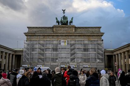 La puerta de Brandeburgo, en Berlín, cubierta por andamios esta semana.