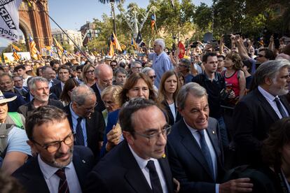 Líderes de Junts se dirigen en comitiva al Parlament sin Carles Puigdemont.