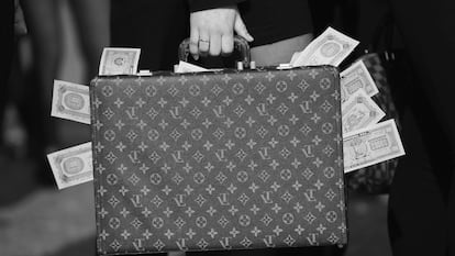 Un activista porta una maleta llena de dinero falso en una manifestación en Berlín.