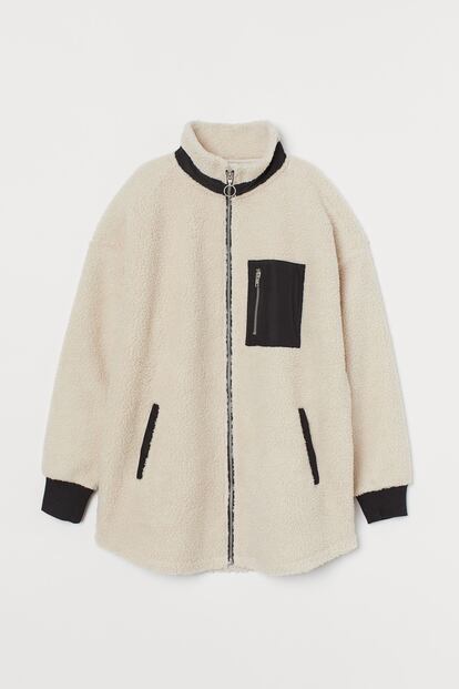 Los contrastes en negro de puños, bolsillos y costuras le dan a esta chaqueta un toque de inspiración marinera irresistible. Es de H&M y cuesta 39,99 euros.
