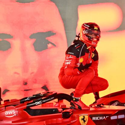 Formula One F1 - Singapore Grand Prix - Marina Bay Street Circuit, Singapore - September 17, 2023 Ferrari's Carlos Sainz Jr. celebrates after winning the Singapore Grand Prix REUTERS/Andy Chua