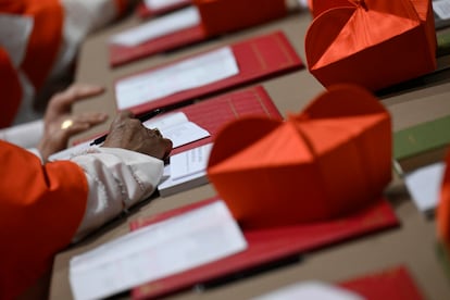 Los cardenales se reúnen antes del inicio del cónclave para elegir un nuevo Papa en la Capilla Sixtina de la Ciudad del Vaticano, el 07 de mayo de 2025.