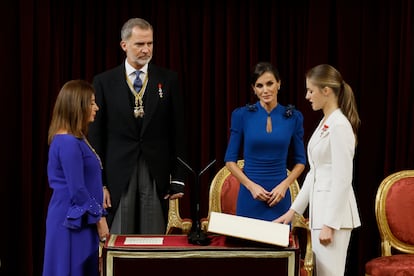 La princesa Leonor juraba la Constitución ante la presidenta del Congreso, Francina Armengol, y los Reyes, el 31 de octubre en el Parlamento.