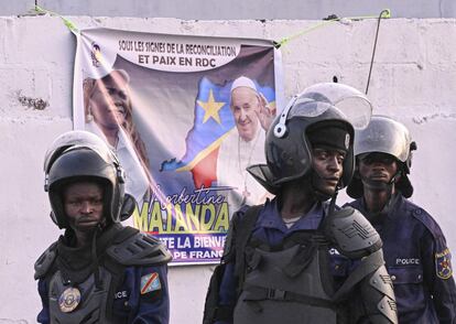 Unos agentes controlan la zona antes de la misa multitudinaria celebrada este miércoles en la capital congoleña, en la que se espera casi un millón de personas en medio de fuertes medidas de seguridad.