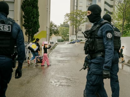 Fuerzas policiales CRS, durante una redada al sur de Marsella.