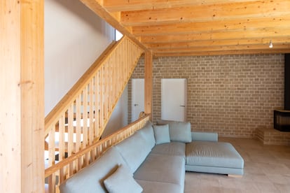 Ladrillos de adobe y madera son los principales materiales ecológicos de construcción de la casa.