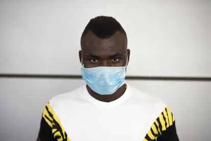 Amadou Tankara es de Mopti, Mali. Tiene 24 años y llegó a España hace dos años y medio. No tiene papeles. Al contrario de lo que señalan los partidos políticos de extrema derecha sobre que la mayoría de migrantes provienen del otro lado del Estrecho de Gibraltar, el 80% de los inmigrantes vienen de América y menos de un 10% de África. La última gran regularización se produjo en 2005, con el Gobierno de José Luis Rodríguez Zapatero.