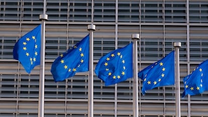 Banderas de la UE frente a la sede de la Comisión Europea en mayo de 2023.