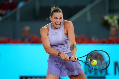 Aryna Sabalenka golpea la bola de revés el pasado jueves en la Manolo Santanta durante la semifinal ante Elina Svitolina.