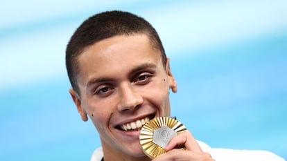 David Popovici celebra con la medalla de oro, después de imponerse en la final de 200m libres.