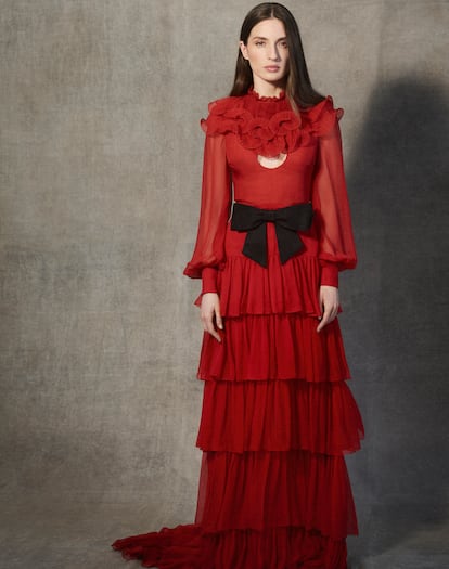 “Cuando vives fuera, se olvidan de ti. Hay gente cercana, de la profesión, que a veces me pregunta: ‘¿Pero sigues actuando?’. Eso me duele”, dice Valverde. En esta fotografía, lleva vestido largo rojo con volantes, mangas abullonadas y cuello alto, y cinturón de lazonegro de Valentino.