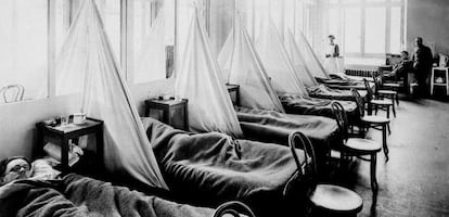 Soldados estadounidenses convalecientes de la gripe española en 1918 en Langres (Francia).