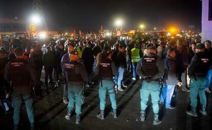 Agentes de la Guardia Civil vigilan la concentración de tractores en la localidad de Torrejón de la Calzada (Madrid), este miércoles.