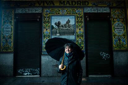 Rodrigo Muñoz Avia, frente a Viva Madrid, local retratado en uno de los cuadros de su madre, Amalia Avia.