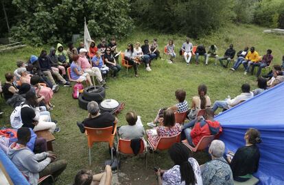 Una red de apoyo ciudadano en Irún durante una reunión entre voluntarios y migrantes. Los vecinos de la localidad guipuzcoana han organizado una red vecinal para hacer batidas y recoger migrantes - en muchos casos enfermos-, en los puntos de devolución y en las calles, para atender sus necesidades básicas y ofrecerles asistencia médica.