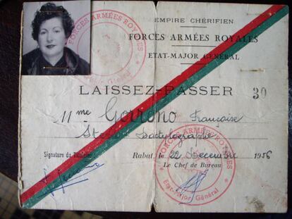 Carné de las Fuerzas Armadas Reales de Paquita en 1956. "En el Estado Mayor me dieron un despacho junto al del príncipe Hassan. El trabajo consistía en traducir del francés al español y viceversa".