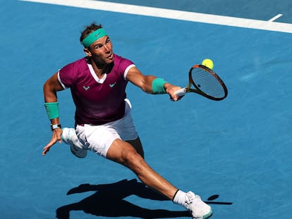 Nadal devuelve la bola de revés durante el partido Shapovalov.