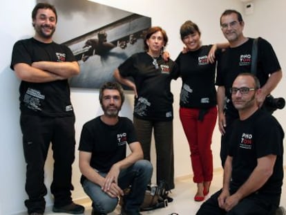 Los profesionales que organizan el festival Photón, ante una obra de Fernando Moleres, en el IVAM.