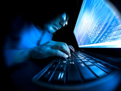 Un hacker trabajando con un ordenador.