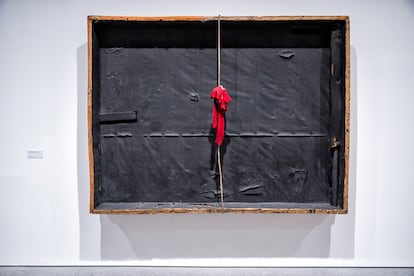 La obra 'Caixa de la camisa roja' (1972), expuesta en la exposición dedicada a Tàpies en el museo Reina Sofía.