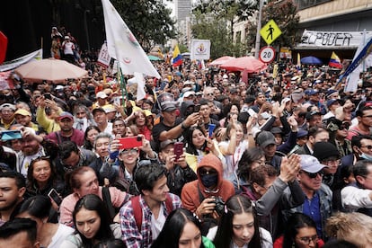 Cientos de colombianos participan durante una marcha convocada en su apoyo en Bogotá el día 07 de junio de 2023. Ante los recientes escándalos de filtraciones y espionaje en su Gobierno el presidente Petrográficos convocó a sus seguidores a una marcha de apoyo.