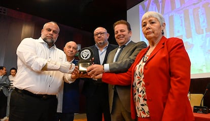 Wael Dahdouh (left) receives the XVII Julio Anguita Parrado International Journalism Award, on April 7 in Córdoba.