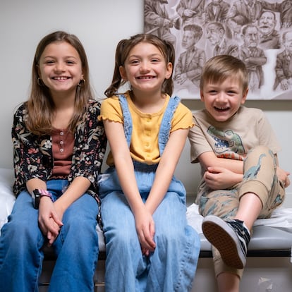 Los tres hermanos Langenhop, en una sala de la Universidad de California en Los Ángeles (Estados Unidos).