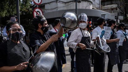 Trabalhadores de restaurantes protestam para pedir que o Governo mexicano permita a entrada de clientes em seus estabelecimentos na Cidade do México, em janeiro de 2021.