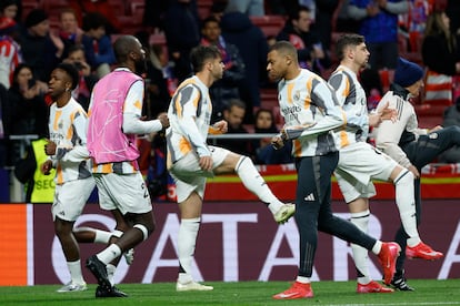 Jugadores del Real Madrid calientan en el campo antes del partido.