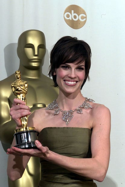 Hilary Swank – When she appeared at the casting for 'Boys Don't Cry' (1999), director Kimberly Peirce initially turned her down. Swank was considered too feminine and too “popular.” Few knew her name, although she had appeared in 'Beverly Hills, 90210' and had been Ralph Macchio’s successor in 'The Next Karate Kid,' the visionary revitalization of the character that preempted the public's interest in action roles for women. These were far removed from the dramatic experience of Brandon Teena, a trans man who was brutally raped and murdered at age 21. After Pierce’s rebuff, Swank returned with a “nine-dollar haircut that made her look like Matt Damon,” and the role was hers. She did not disappoint. An unknown actress leading an independent film made on a shoestring budget defeated the heavily favored Annette Bening, who was riding high on the success of 'American Beauty.' What happened after the Oscar? Neither the ensemble 'The Gift,' directed by Sam Raimi, nor the period film 'The Affair of the Necklace' succeeded. But when the "Oscar curse" rumor began to gain traction, 'Million Dollar Baby' came along — the adaptation of F.X. Toole’s play that had almost been handed over to Isabel Coixet and Sandra Bullock. Under Clint Eastwood’s direction, Swank gave yet another masterful performance. Everything worked in the twilight film that marked the peak of Eastwood’s career as a director. This time, the Oscar for playing the determined and tenacious Maggie Fitzgerald was no surprise.
However, the lack of success of the long-awaited but disappointing 'The Black Dahlia,' an adaptation of Brian De Palma’s work, was. Other films like 'The Harvesting' and her portrayal of the legendary Amelia Earhart, which had seemed poised to put her back on the Oscar trail, failed to revive her career. Her film roles began to lose relevance, and her most notable recent project was the canceled Disney series 'Alaska Daily.' This February, Swank will return to the screen in 'Yellowjackets,' the cannibal drama that has already brought 1990s stars like Christina Ricci and Juliette Lewis back into the spotlight.