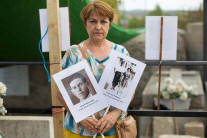 Esther Mateo Cabrero muestra los retratos de sus familiares fusilados al pie de la fosa del cementerio de Colmenar Viejo.