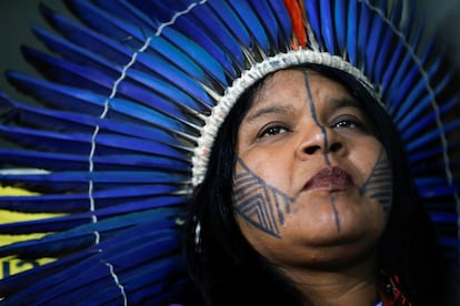 La líder indígena Sonia Guajajara, durante una reunión con legisladores brasileños sobre la defensa de los pueblos originarios, en Brasilia, el 18 de ferbero de 2020.