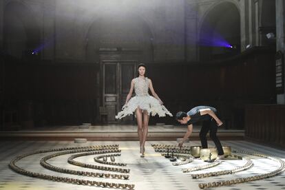 Una modelo luce una creación de Iris Van Herpen de alta costura en París.