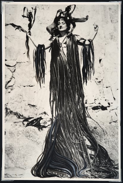 Maruja Mallo vestida de algas en la playa de El Tabo (Chile), 1945. Fotografía intervenida por la artista Museo Reina Sofía. Colección Archivo Lafuente.