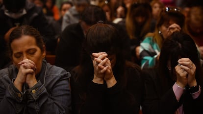 Mujeres rezan y lloran en la Catedral Metropolitana de Buenos Aires.