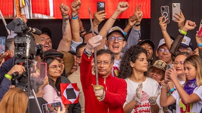 El presidente Gustavo Petro levanta la espada de Simón Bolívar al término de su discurso de esta mañana en Bogotá,(Colombia)