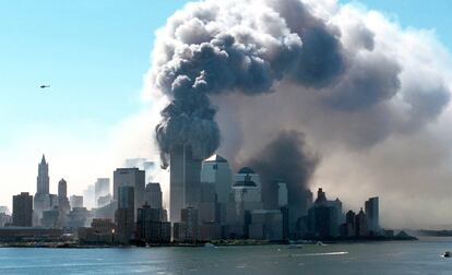 Vista de Manhattan no momento em que as Torres Gêmeas do World Trade Center desabam em 11 de setembro de 2001.