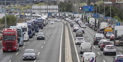 Marcha lenta de camioneros el pasado mes de marzo en Madrid.