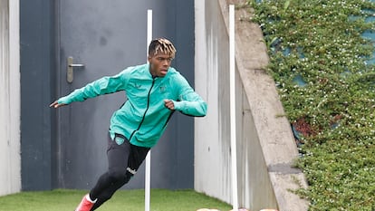 Nico Williams calienta separado del resto de la plantilla durante el entrenamiento del Athletic Club este martes.
