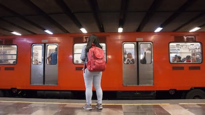 Una mujer espera el metro en la línea 1 de Ciudad de México.