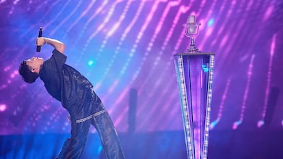 El ganador de Eurovisión 2025, JJ, vuelve a cantar tras alzarse con el micrófono de cristal.