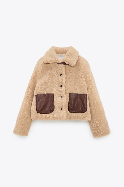 Esta chaqueta de borreguito de Zara marcará la diferencia gracias a sus bolsillos de efecto piel y sus botones de estilo caza. Tiene un precio de 39,95 euros.
