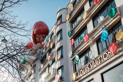 Fachada de la tienda principal de Louis Vuitton, en los Campos Elíseos (París).